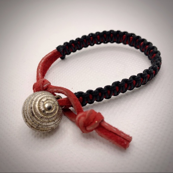 Red Black Macrame Bracelet Round Button Handmade - Picture 3 of 8